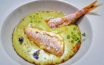 Combo di triglia con vellutata di piselli