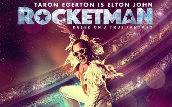 Elton John sul palco mentre balla e si posa per la copertina del suo film